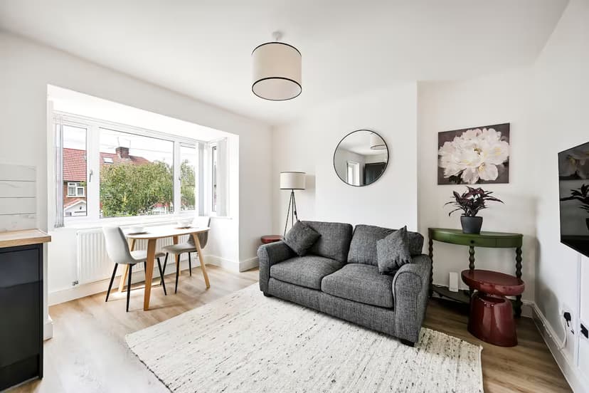 Property 11 - Elegant family home with pool